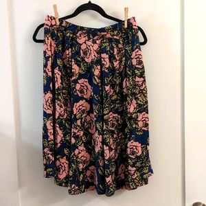 LuLaRoe L Madison Boxy Pleat skirt with pockets and digital roses